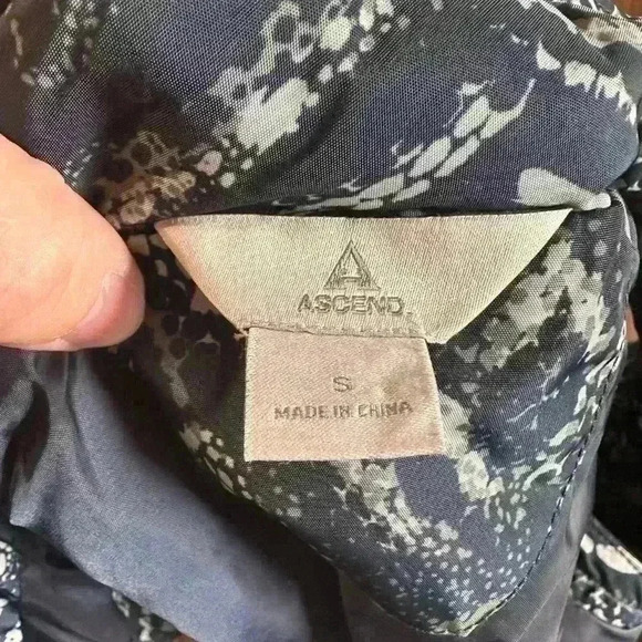 Ascend Women’s Size Small Puffer Winter Vest. Pockets. Full Zip - Picture 6 of 7